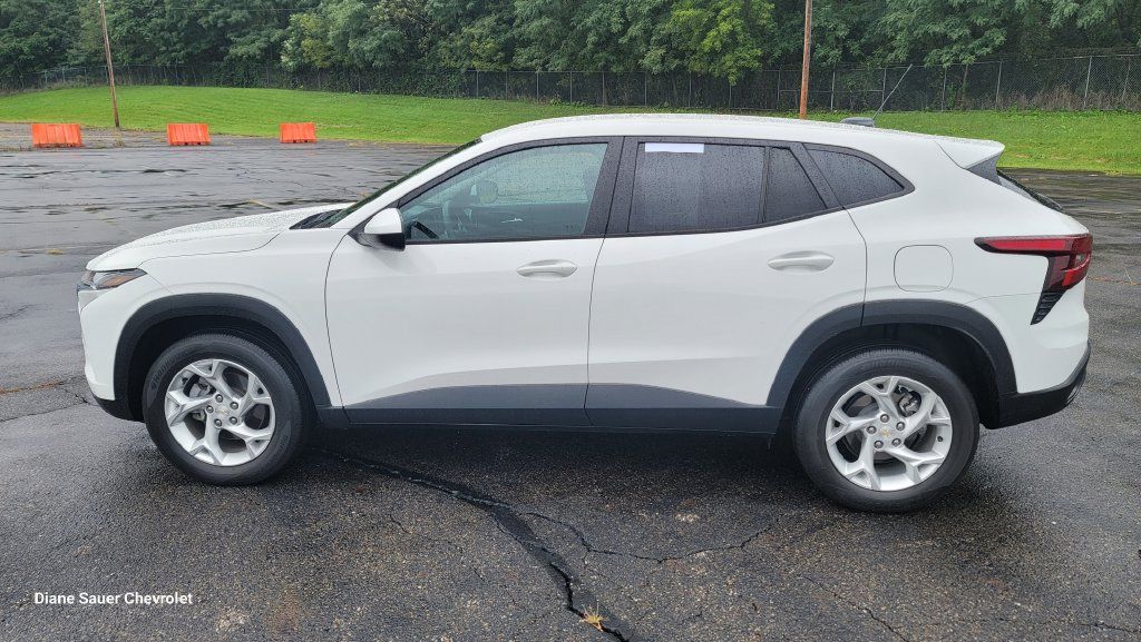 Used 2024 Chevrolet Trax LS w/ LS Convenience Package FWD image 7