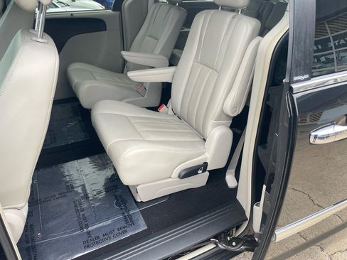 Used 2013 Chrysler Town & Country Touring-L w/ Entertainment Group #2 FWD image 39