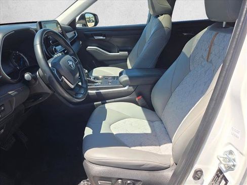 Used 2022 Toyota Highlander Bronze Edition FWD image 16