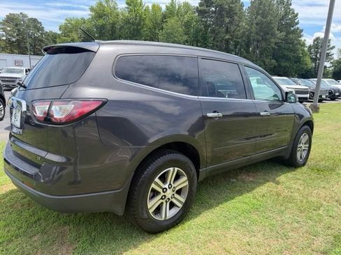 Used 2017 Chevrolet Traverse LT FWD image 4