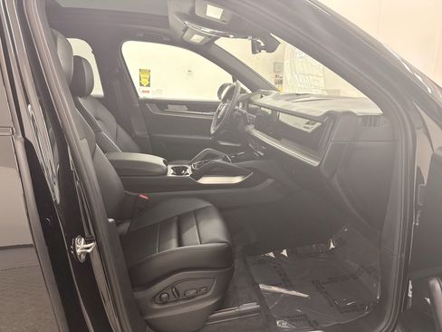 Used 2025 Porsche Cayenne image 36