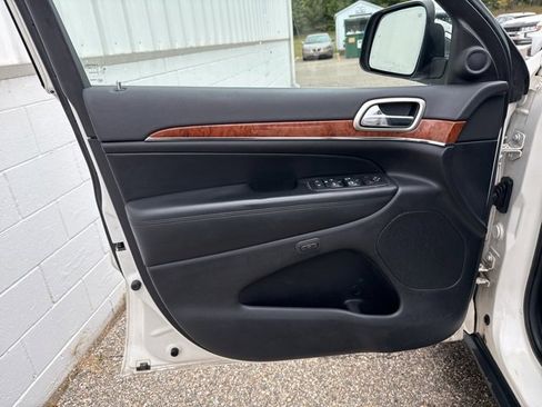 Used 2011 Jeep Grand Cherokee Limited image 14