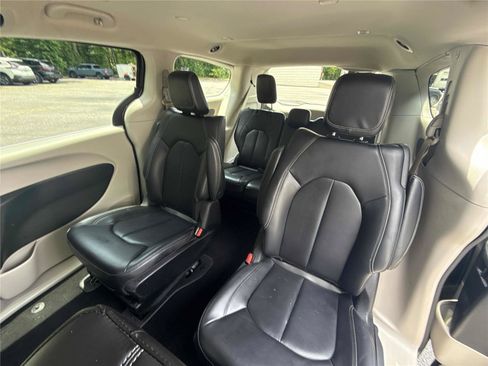 Used 2023 Chrysler Pacifica Touring-L FWD image 13