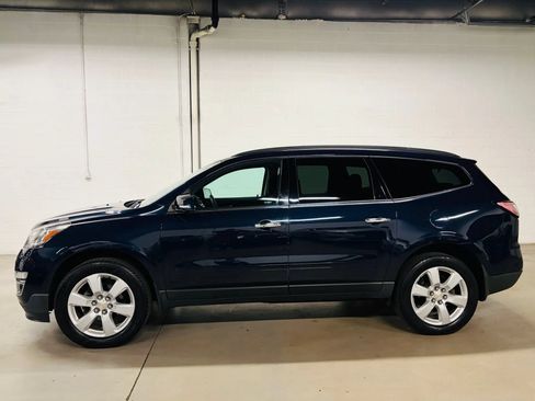 Used 2017 Chevrolet Traverse LT w/ Style and Technology Package FWD image 5