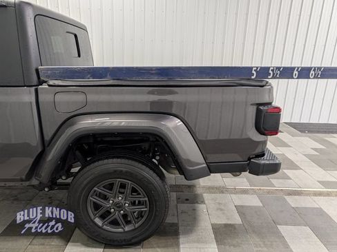 Used 2024 Jeep Gladiator Sport AWD/4WD image 3