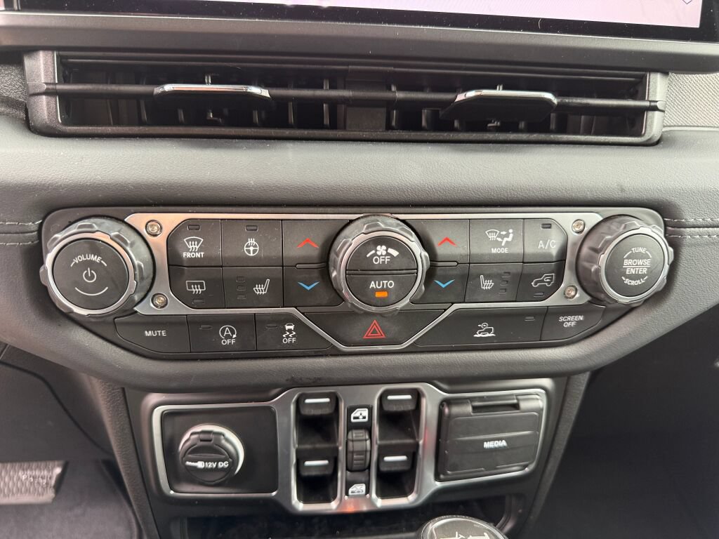 Used 2026 Jeep Wrangler Unlimited Sahara AWD/4WD image 25