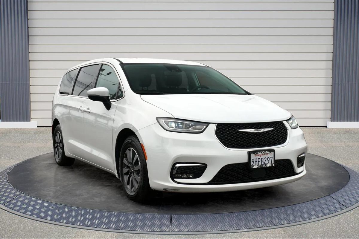 Used 2023 Chrysler Pacifica Touring-L FWD image 1