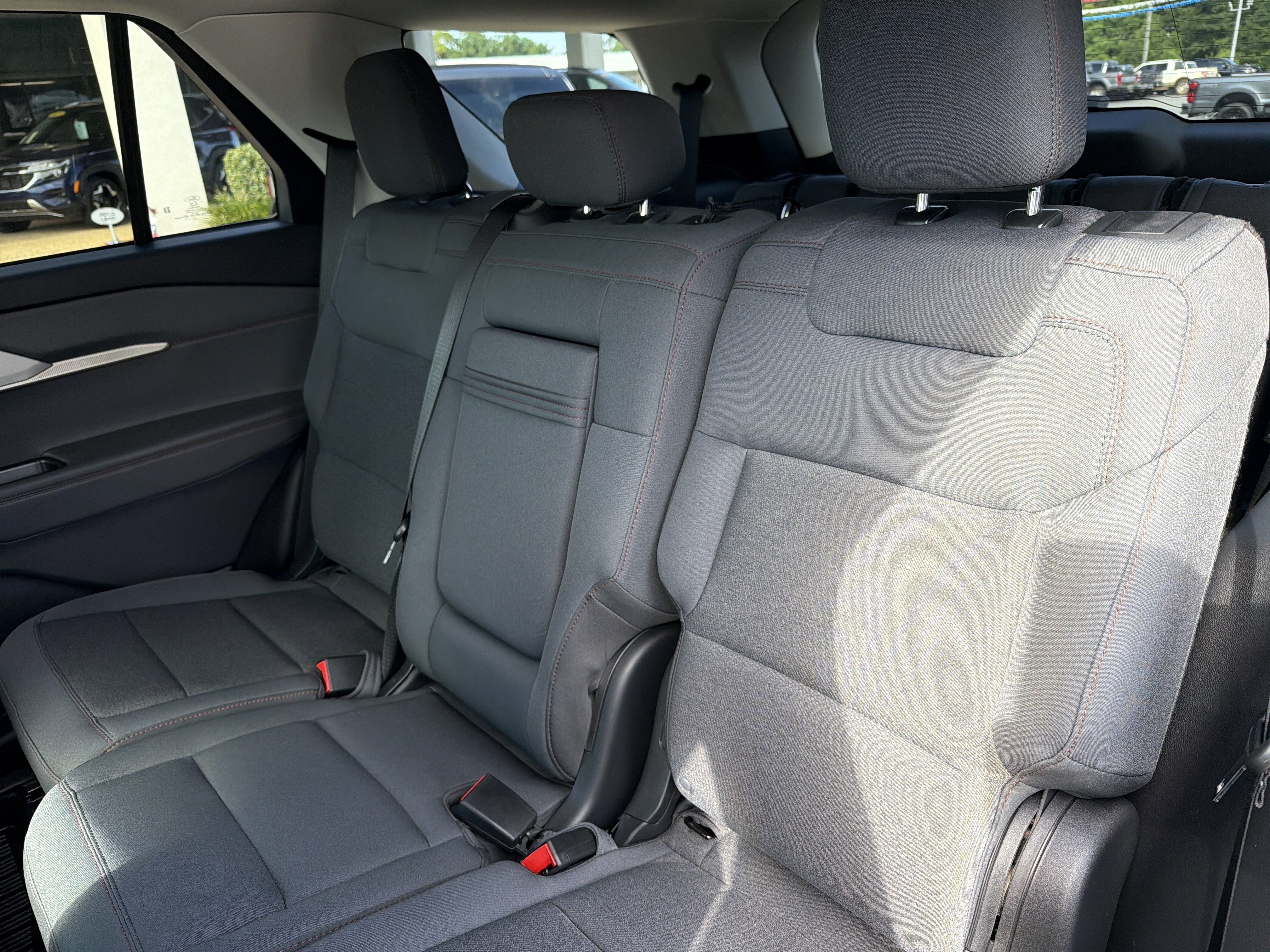 Used 2025 Ford Explorer Active AWD/4WD image 17