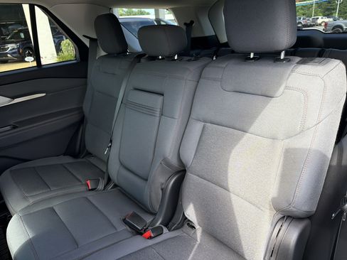 Used 2025 Ford Explorer Active AWD/4WD image 17