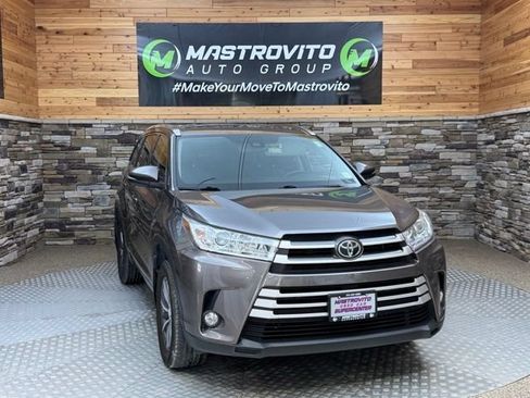 Used 2017 Toyota Highlander XLE AWD/4WD image 2