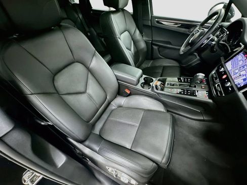 Certified 2025 Porsche Macan AWD/4WD image 29