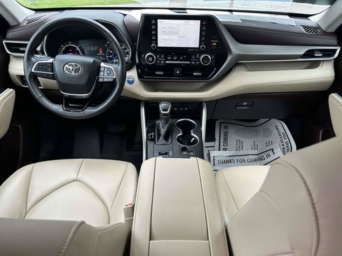 Used 2020 Toyota Highlander XLE FWD image 18