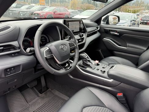 Used 2025 Toyota Highlander XSE image 16