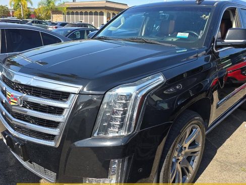 Used 2018 Cadillac Escalade Premium Luxury image 4