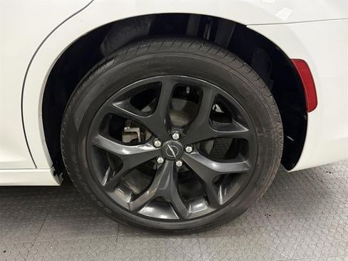 Used 2021 Chrysler 300 Touring L image 11