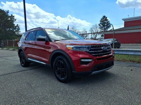 Used 2022 Ford Explorer XLT w/ Equipment Group 202A image 3