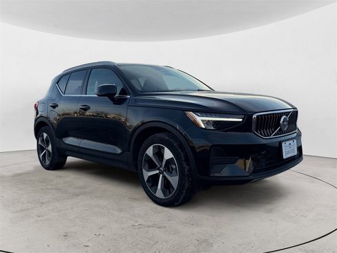 Certified 2025 Volvo XC40 B5 Core image 24