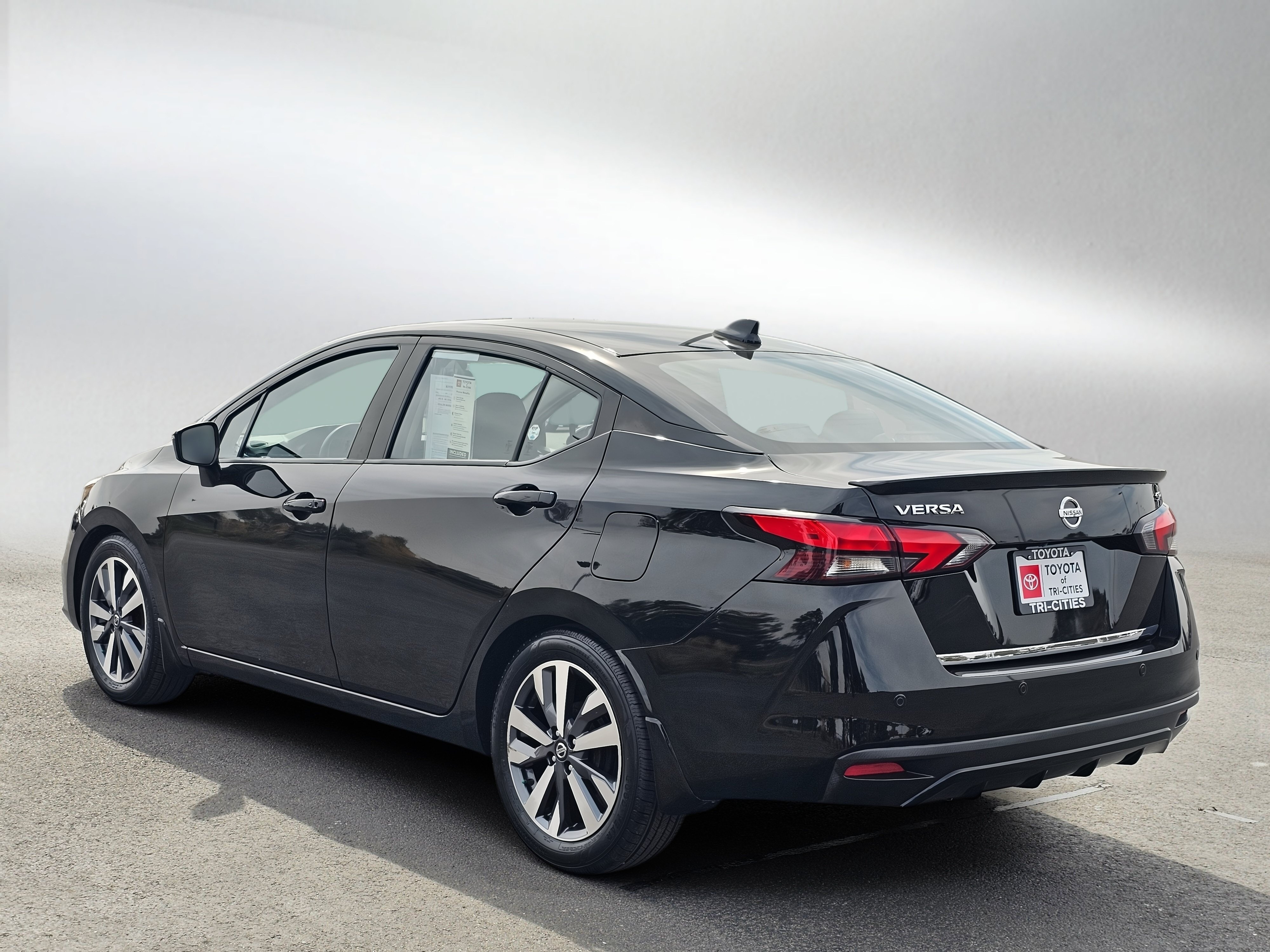 Used 2020 Nissan Versa SR FWD image 3