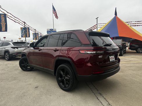 Used 2023 Jeep Grand Cherokee Limited w/ Black Appearance Package AWD/4WD image 12