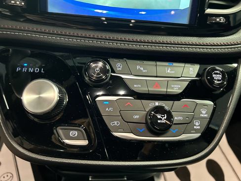New 2027 Chrysler Pacifica Select FWD image 17