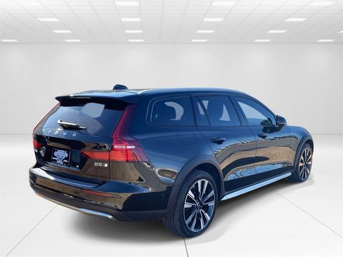Used 2023 Volvo V60 B5 Cross Country Ultimate image 6