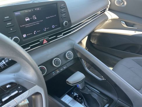 Used 2024 Hyundai Elantra SE image 25