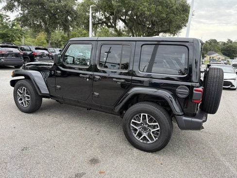Used 2026 Jeep Wrangler Unlimited Sahara AWD/4WD image 4