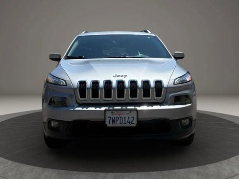 Used 2017 Jeep Cherokee Latitude FWD image 3