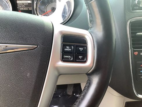 Used 2015 Chrysler Town & Country Touring-L w/ Driver Convenience Group FWD image 19
