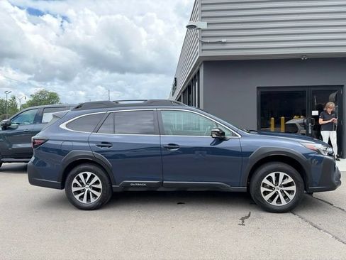 Used 2024 Subaru Outback Premium AWD/4WD image 2