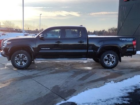 Used 2017 Toyota Tacoma TRD Sport image 9