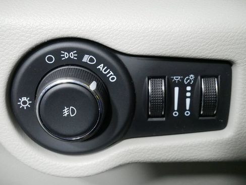 Used 2023 Chrysler Pacifica Touring-L FWD image 24