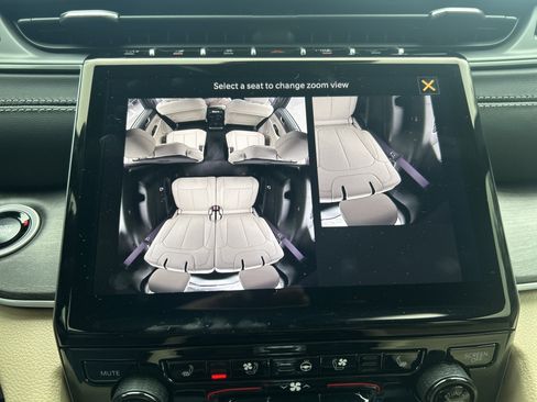 New 2025 Jeep Grand Cherokee L Limited w/ Luxury Tech Group II image 32