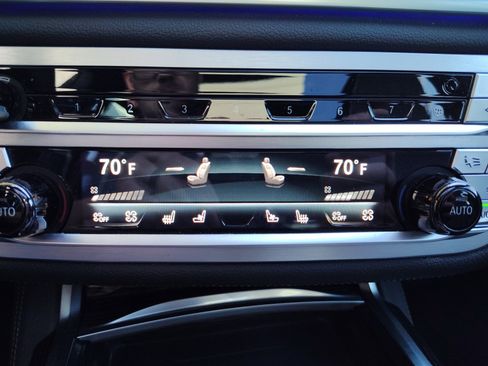 Used 2022 BMW 750i xDrive w/ Executive Package image 26