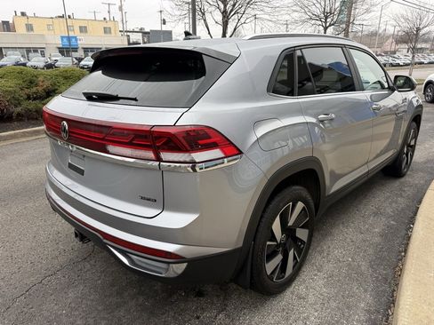 Used 2024 Volkswagen Atlas Cross Sport SE w/ Panoramic Sunroof Package image 7