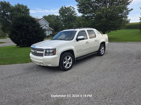 Used 2011 Chevrolet Avalanche LTZ AWD/4WD image 17