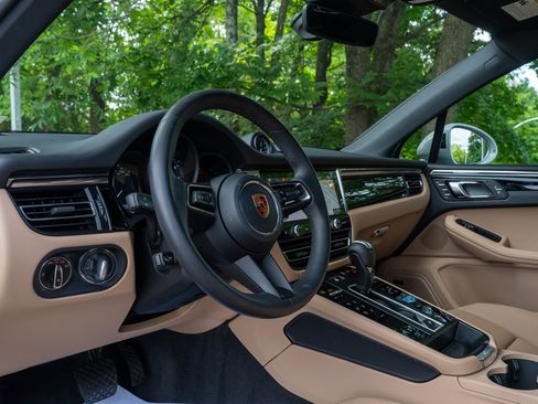 Certified 2026 Porsche Macan AWD/4WD image 4