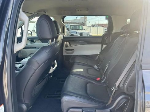 Used 2024 Kia Carnival LX image 12