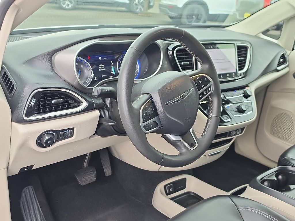 Used 2023 Chrysler Pacifica Touring-L FWD image 13