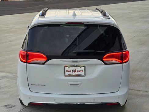 Used 2018 Chrysler Pacifica Touring-L image 7