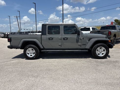 Used 2022 Jeep Gladiator Sport AWD/4WD image 7