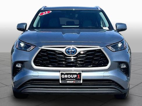 Used 2023 Toyota Highlander XLE AWD/4WD image 3