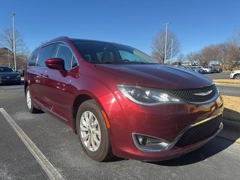 Used 2019 Chrysler Pacifica Touring-L image 3
