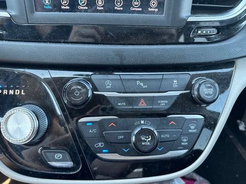 Used 2018 Chrysler Pacifica Touring Plus FWD image 19
