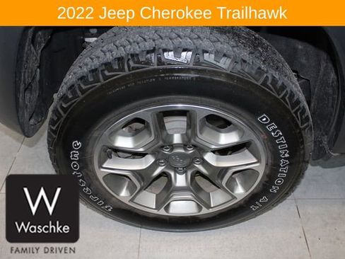 Used 2022 Jeep Cherokee Trailhawk image 12