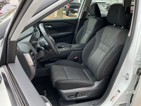 Used 2025 Nissan Rogue SV image 13