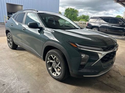 Used 2025 Chevrolet Trax LT FWD image 2