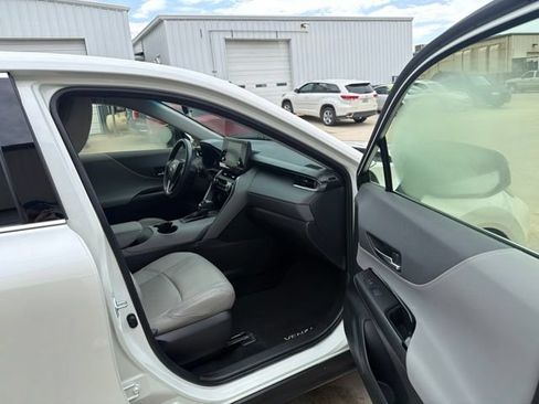 Used 2022 Toyota Venza LE AWD/4WD image 26