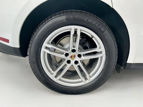 Certified 2023 Porsche Macan AWD/4WD image 33