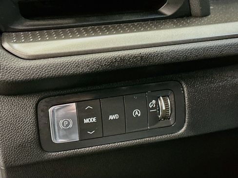 Used 2025 Chevrolet Traverse LT AWD/4WD image 17